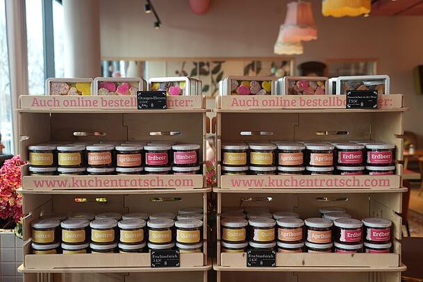 Kuchentratsch verkauft seine Konfit&uuml;ren im Caf&eacute;. Zur Auswahl stehen Himbeere, Aprikose, Erdbeere und Quitte. Ein Glas kostet 5,45 Euro.