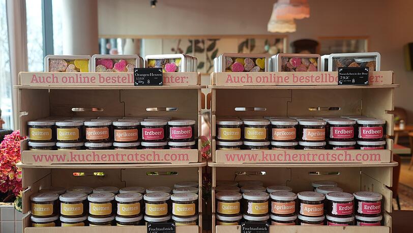 Kuchentratsch verkauft seine Konfit&uuml;ren im Caf&eacute;. Zur Auswahl stehen Himbeere, Aprikose, Erdbeere und Quitte. Ein Glas kostet 5,45 Euro.