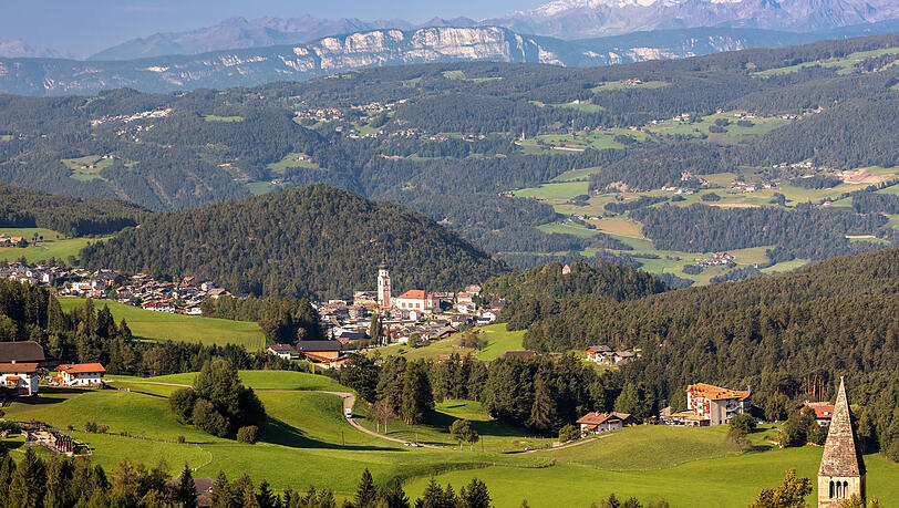 Blick auf Kastelruth in den Dolomiten. Einwohnern soll die Durchfahrt am Gr&ouml;dner Joch weiter m&ouml;glich sein.