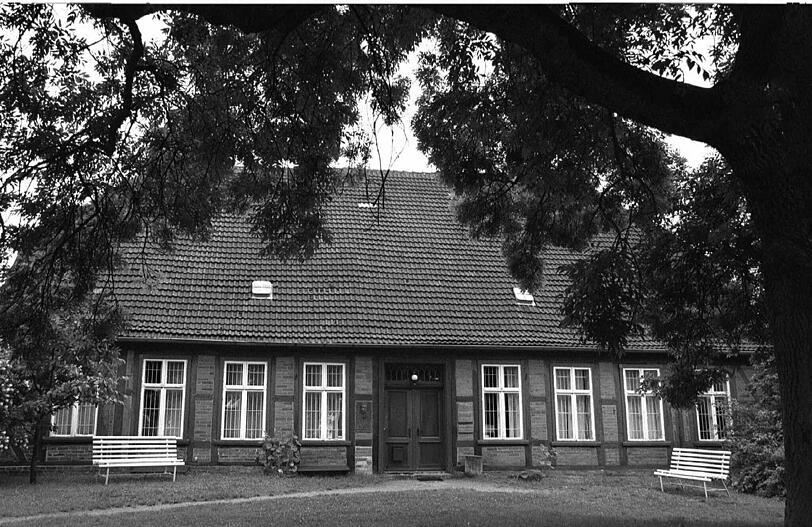 Das aus dem 18. Jahrhundert stammende Pfarrhaus in Ankershagen, in dem Heinrich Schliemann (1822-1890) einen Teil seiner Kindheit verbrachte, beherbergt heute eine Sammlung über den weltberühmten Troja-Ausgräber. Das aus dem 18. Jahrhundert stammende Pfarrhaus in Ankershagen, in dem Heinrich Schliemann (1822-1890) einen Teil seiner Kindheit verbrachte, beherbergt heute eine Sammlung über den weltberühmten Troja-Ausgräber.