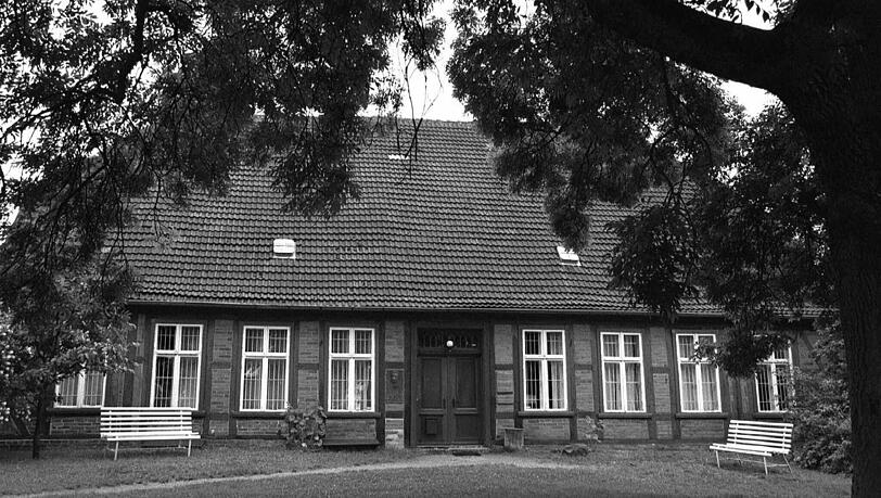 Das aus dem 18. Jahrhundert stammende Pfarrhaus in Ankershagen, in dem Heinrich Schliemann (1822-1890) einen Teil seiner Kindheit verbrachte, beherbergt heute eine Sammlung über den weltberühmten Troja-Ausgräber. Das aus dem 18. Jahrhundert stammende Pfarrhaus in Ankershagen, in dem Heinrich Schliemann (1822-1890) einen Teil seiner Kindheit verbrachte, beherbergt heute eine Sammlung über den weltberühmten Troja-Ausgräber.