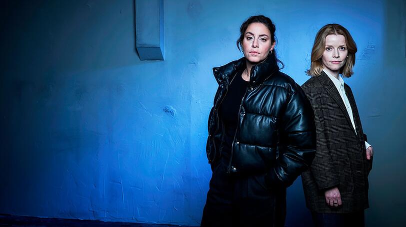 Am 11. und 18. September nimmt im Zweiteiler "Tatort: Unter Freunden" und "Tatort: Unter Feinden" eine neue Kommissarin ihre Arbeit auf: Karoline Schuch (rechts) spielt die Polizeipsychologin Elli Krieger. Sie folgt Axel Milberg, der letztes Jahr in "Tatort"-Rente ging. In Kiel wird Schuch an der Seite von Almila Bagriacik als Mila Sahin ermitteln. Am 11. und 18. September nimmt im Zweiteiler "Tatort: Unter Freunden" und "Tatort: Unter Feinden" eine neue Kommissarin ihre Arbeit auf: Karoline Schuch (rechts) spielt die Polizeipsychologin Elli Krieger. Sie folgt Axel Milberg, der letztes Jahr in "Tatort"-Rente ging. In Kiel wird Schuch an der Seite von Almila Bagriacik als Mila Sahin ermitteln.