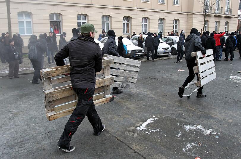 Bei den Protesten gegen den Neonazi-Aufmarsch am
Samstag in Dresden haben Gewalttäter nach Polizeiangaben an mehreren
Stellen Absperrungen durchbrochen. Die Beamten versuchten mit
Schlagstöcken, Reizgas und Wasserwerfern, das Eindringen zu
verhindern. Rund 1000 Menschen hätten die Sperren überwunden und
seien auf das den Neonazis zugewiesene Gelände am Hauptbahnhof
gelangt. Rund 600 Rechtsextreme seien an den Veranstaltungsorten
angekommen, mehrere hundert weitere Anhänger des rechten Spektrums
befänden sich noch auf dem Weg. Ursprünglich hatten die Behörden 4000
Neonazis erwartet. Teils auf Straßen sitzende Gegendemonstranten
verhinderten bislang, dass die rechten Gruppen zusammenfinden. Die
Polizei drohte damit die Blockade zu räumen.