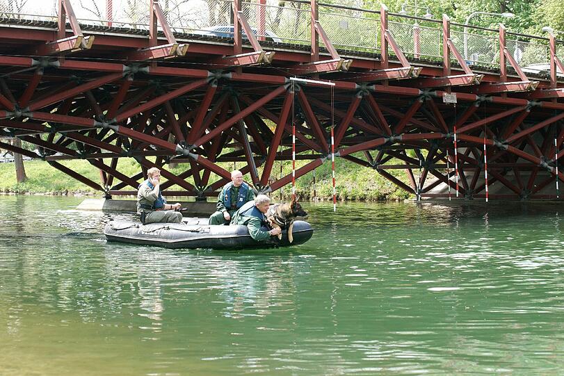 Grausiger Fund in der Isar: Mit Spürhunden und Sonargeräten hat die Polizei die Leiche eines 20-Jährigen geborgen. Der Mann war am Samstag offenbar betrunken in den Fluss gesprungen.