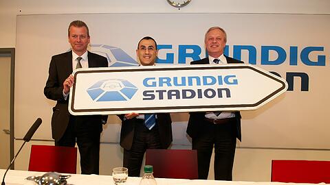 Deal unter Dach und Fach gebracht: OB Urlich Maly (v.l.), Grundig-Geschäftsführer Murat Sahin und Stadion-Chef Alfred Diesner präsentieren den neuen Namen des Stadions.