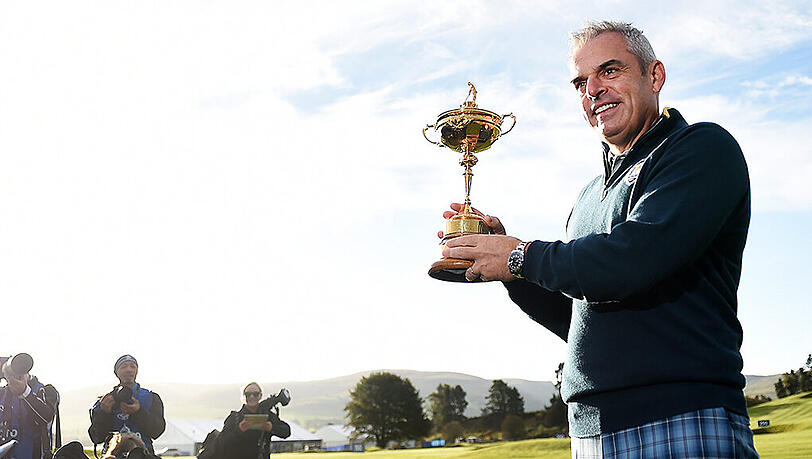 Paul McGinley posiert im schottischen Gleneagles für die Fotografen mit dem Ryder Cup.