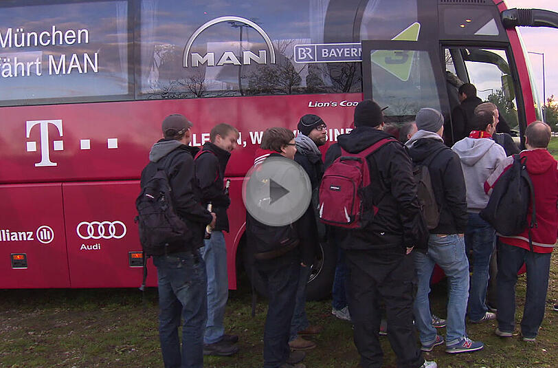 Mit dem Bus ins Stadion: Die Bayern-Fans auf dem Weg nach Franfkurt