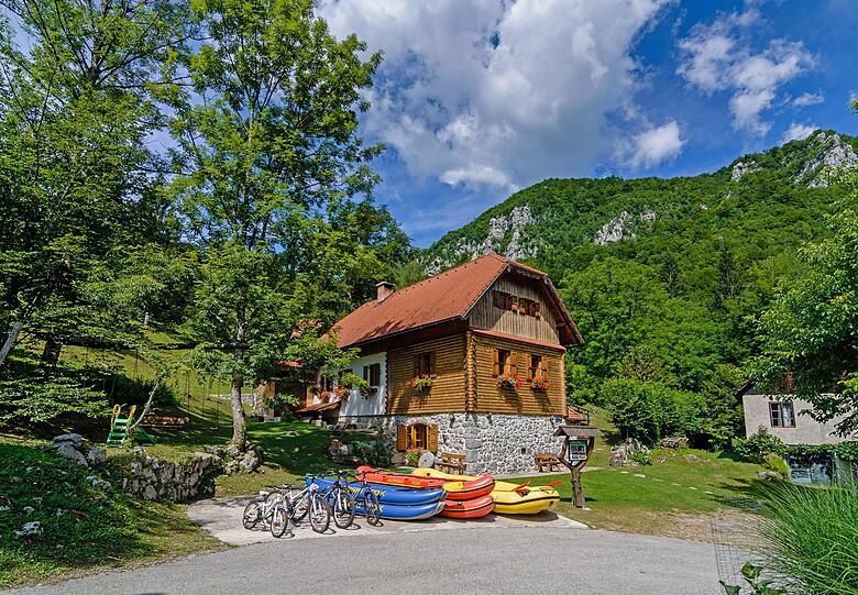 Das Ferienhaus Sobol in der Kvarner Region ist insbesondere für Aktivurlauber der ideale Ausgangspunkt für Streifzüge durch die eindrucksvolle Natur. Besonderes Highlight des grünen Herzstücks ist der Nationalpark Plitvicer Seen mit seinen Wasserfällen, Seen und seiner Pflanzenvielfalt.