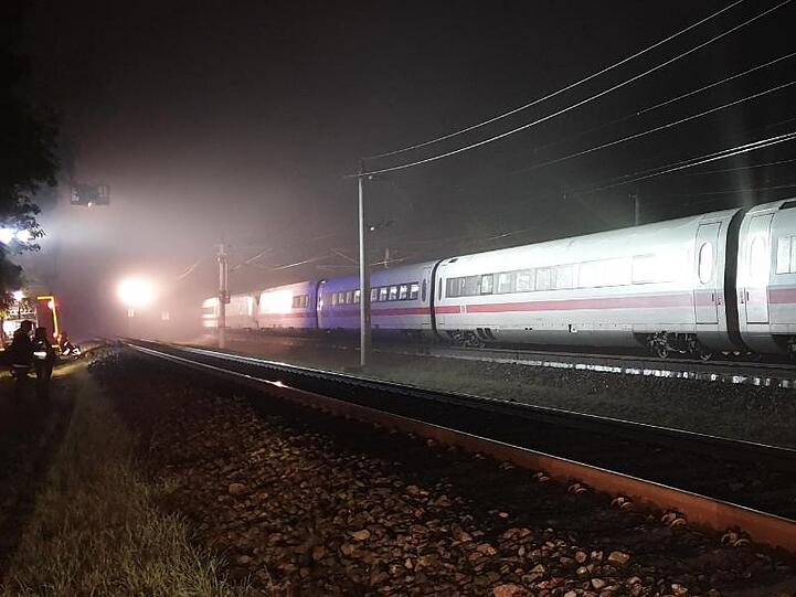 Stillstand: Der liegengebliebene ICE bei Nauen in Brandenburg.