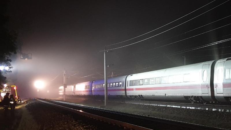 Stillstand: Der liegengebliebene ICE bei Nauen in Brandenburg. Stillstand: Der liegengebliebene ICE bei Nauen in Brandenburg.