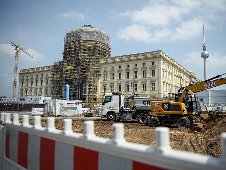 Baumaschinen stehen gegenüber der Baustelle des Humboldt-Forum im neuen Berliner Stadtschloss.