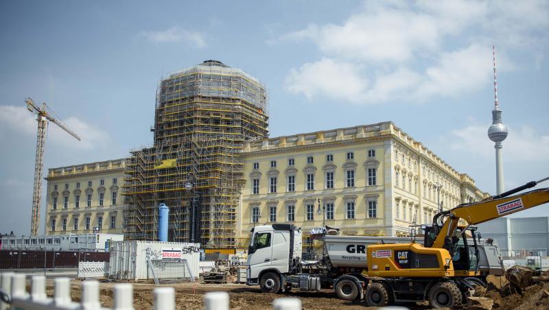 Baumaschinen stehen gegenüber der Baustelle des Humboldt-Forum im neuen Berliner Stadtschloss. Baumaschinen stehen gegenüber der Baustelle des Humboldt-Forum im neuen Berliner Stadtschloss.