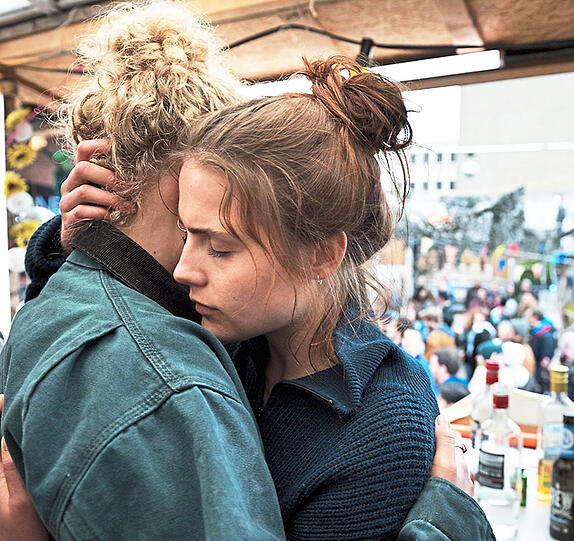 Luisa (Mala Emde, rechts) in einer Szene aus "Und morgen die ganze Welt".
