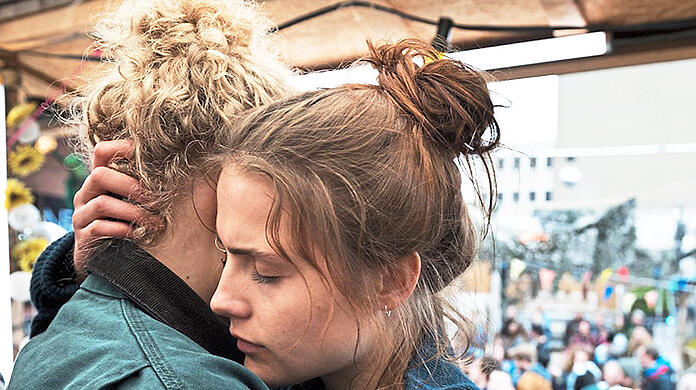 Luisa (Mala Emde, rechts) in einer Szene aus "Und morgen die ganze Welt".