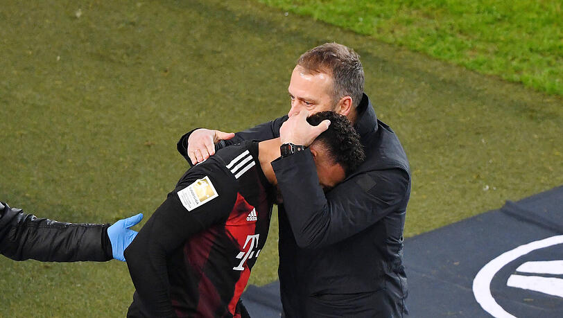 Corentin Tolisso bekommt bei seiner Auswechslung in Stuttgart sofort Trost von Hansi Flick.