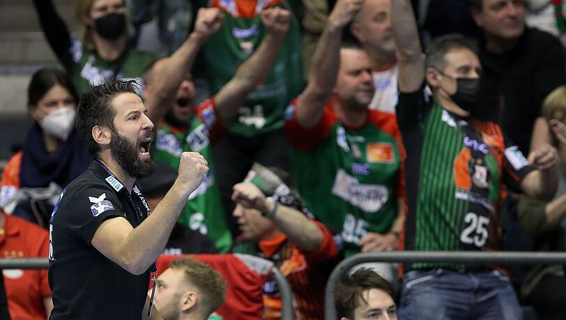Der Magdeburger Trainer Bennet Wiegert jubelt über einen Treffer seiner Mannschaft.