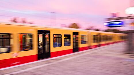 Ein junger Mann wurde tot auf einer S-Bahn in Berlin gefunden.