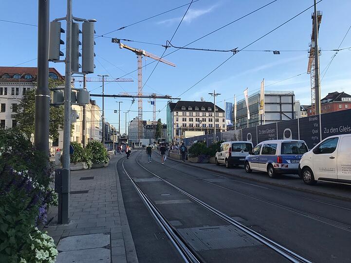 Der Bahnhofsplatz mit Blick Richtung Schillerstraße – dort ist die Einfahrt für Autos gesperrt.