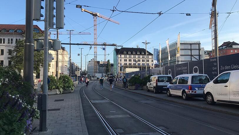 Der Bahnhofsplatz mit Blick Richtung Schillerstraße – dort ist die Einfahrt für Autos gesperrt. Der Bahnhofsplatz mit Blick Richtung Schillerstraße – dort ist die Einfahrt für Autos gesperrt.