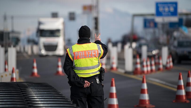 Bitte stehenbleiben und rechts ranfahren: ein deutscher Polizist an einem der Grenzübergänge zu Polen.
