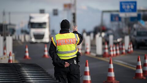 Bitte stehenbleiben und rechts ranfahren: ein deutscher Polizist an einem der Grenzübergänge zu Polen.