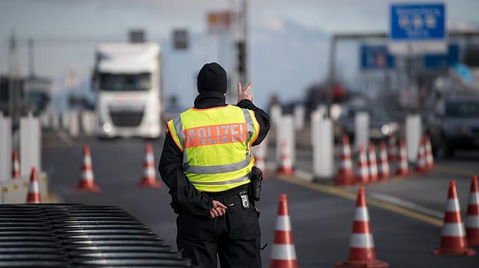 Bitte stehenbleiben und rechts ranfahren: ein deutscher Polizist an einem der Grenzübergänge zu Polen.