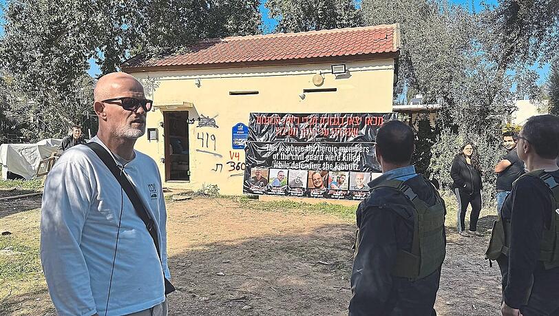 "Die Hamas-Terroristen wussten alles", sagt David Bing. Seit dem Überfall trägt er sein Sturmgewehr immer bei sich.