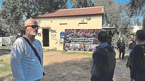 "Die Hamas-Terroristen wussten alles", sagt David Bing. Seit dem &Uuml;berfall tr&auml;gt er sein Sturmgewehr immer bei sich.