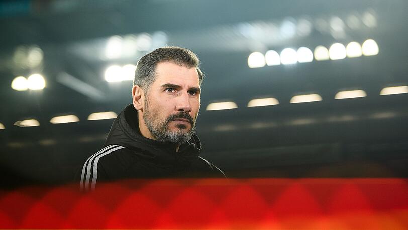 Nürnbergs Trainer Cristian Fiel ist vor dem Spiel im Stadion.