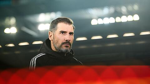 Nürnbergs Trainer Cristian Fiel ist vor dem Spiel im Stadion.