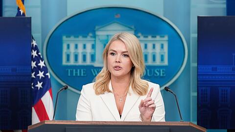 Pressesprecherin Karoline Leavitt erklärte dem Bericht zufolge, dass es ein politischer Grundsatz sei, dass das Weiße Haus Reportern nicht antworte, die Pronomen in ihren Signaturen hätten.