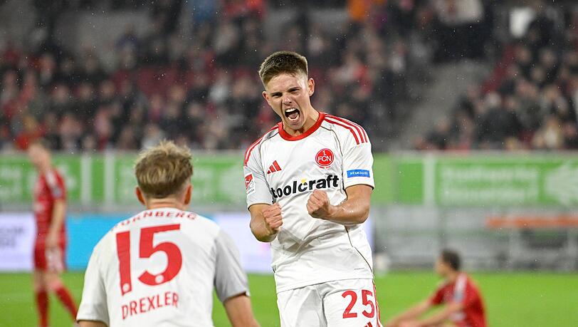 Nürnbergs Matchwinner Finn Becker (r) jubelt nach seinem Siegtor.