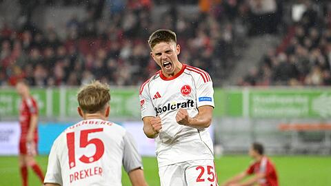 Nürnbergs Matchwinner Finn Becker (r) jubelt nach seinem Siegtor.