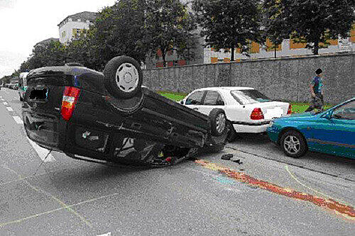 Glück im Unglück: Fahrer und Beifahrerin wurden nur leicht verletzt.
