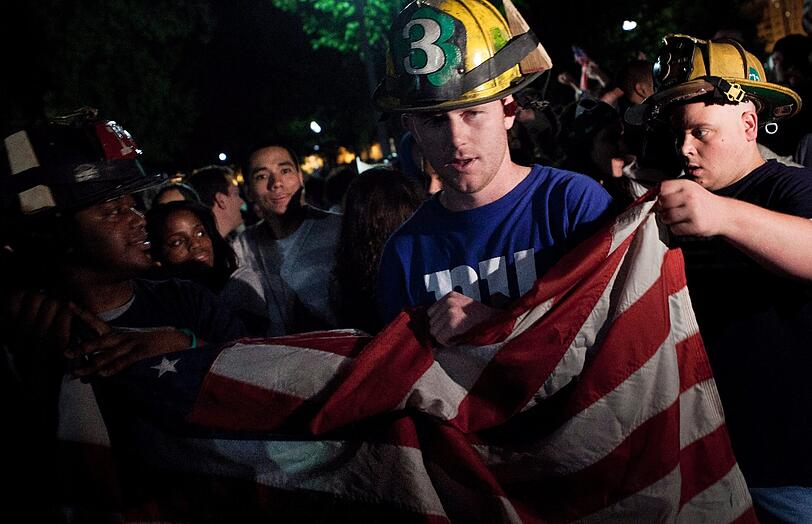 Die Nachricht vom Tod des Staatsfeinds Nummer 1 - sie verbreitete sich wie ein Lauffeuer am Sonntagabend in den USA. In zahlreichen Städten gingen Tausende Menschen auf die Straße und feierten das Ende des meistgesuchten Terroristen der Welt - die Bilder.