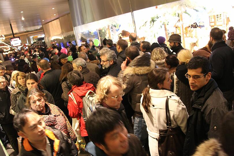 Start ins Weihnachtsgeschäft. Am ersten Adventwochenende stürmten die Münchner die Kaufhäuser. Die Bilder vom Shopping-Rausch.