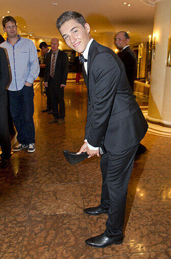 Golfer Dominic Foos mit seinem Award.