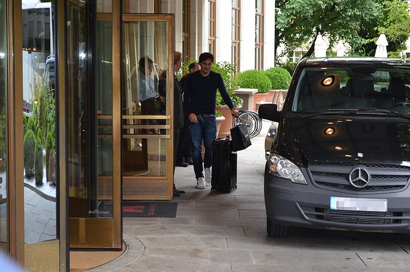 Mit diesem Bus sind die Nationalspieler angereist. Hier sehen wir Mats Hummels bei der Ankunft.