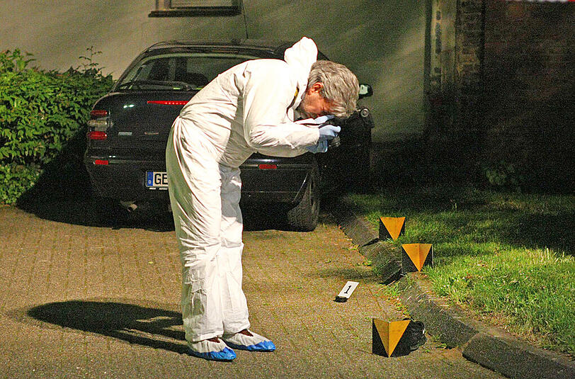 Ein Beamter der Spurensicherung fotografiert am 21.05.2015 einen Tatort in Würselen (Nordrhein-Westfalen). Ein Unbekannter hat in Würselen bei Aachen am Abend des 21.05.2015 einen Mann erschossen. Das Opfer soll nach Polizeiangaben ein Mitglied des Rockermilieus sein.