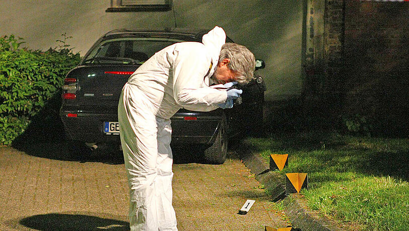 Ein Beamter der Spurensicherung fotografiert am 21.05.2015 einen Tatort in Würselen (Nordrhein-Westfalen). Ein Unbekannter hat in Würselen bei Aachen am Abend des 21.05.2015 einen Mann erschossen. Das Opfer soll nach Polizeiangaben ein Mitglied des Rockermilieus sein. Ein Beamter der Spurensicherung fotografiert am 21.05.2015 einen Tatort in Würselen (Nordrhein-Westfalen). Ein Unbekannter hat in Würselen bei Aachen am Abend des 21.05.2015 einen Mann erschossen. Das Opfer soll nach Polizeiangaben ein Mitglied des Rockermilieus sein.