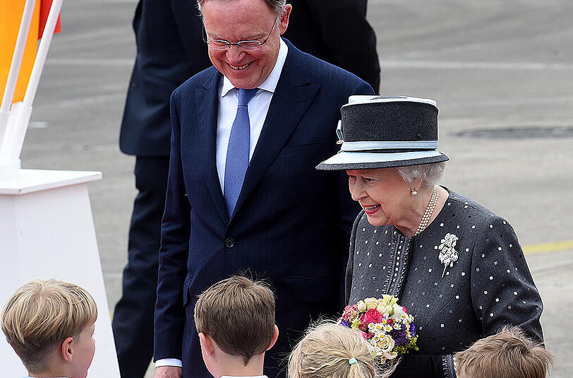 Die britische Königin Elizabeth II. und der niedersächsische Ministerpräsident Stephan Weil (SPD) stehen am zusammen auf dem Heeresflugplatz in Celle. Die Queen und ihr Mann hielten sich zum fünften Staatsbesuch in Deutschland auf.