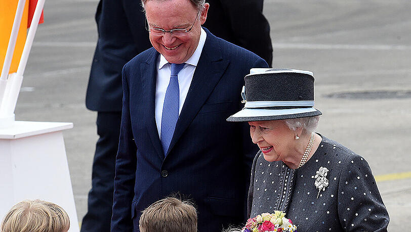 Die britische Königin Elizabeth II. und der niedersächsische Ministerpräsident Stephan Weil (SPD) stehen am zusammen auf dem Heeresflugplatz in Celle. Die Queen und ihr Mann hielten sich zum fünften Staatsbesuch in Deutschland auf. Die britische Königin Elizabeth II. und der niedersächsische Ministerpräsident Stephan Weil (SPD) stehen am zusammen auf dem Heeresflugplatz in Celle. Die Queen und ihr Mann hielten sich zum fünften Staatsbesuch in Deutschland auf.