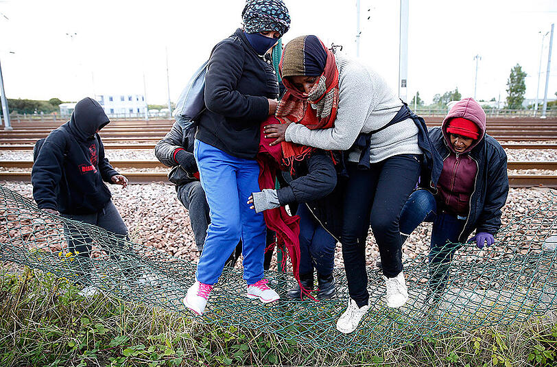Erneut haben zwischen 100 und 150 Flüchtlinge versucht, durch den Eurotunnel von Frankreich nach Großbritannien zu gelangen. Der britische Premierminister David Cameron bezeichnete die Lage als "sehr besorgniserregend".