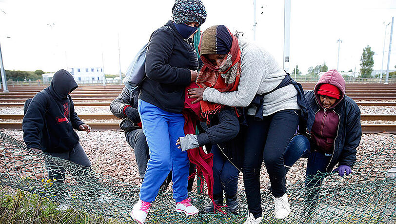 Erneut haben zwischen 100 und 150 Flüchtlinge versucht, durch den Eurotunnel von Frankreich nach Großbritannien zu gelangen. Der britische Premierminister David Cameron bezeichnete die Lage als "sehr besorgniserregend". Erneut haben zwischen 100 und 150 Flüchtlinge versucht, durch den Eurotunnel von Frankreich nach Großbritannien zu gelangen. Der britische Premierminister David Cameron bezeichnete die Lage als "sehr besorgniserregend".
