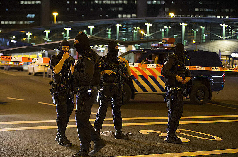 Nach Informationen von Reportern, kam es auch zu Festnahmen nach der Teilevakuierung am Flughafen Amsterdam. Foto: Michel Van Bergen