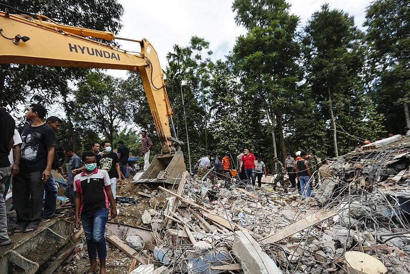 Mehr als 90 Tote nach schwerem Erdbeben in Indonesien