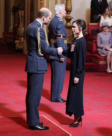 Fast wie ein Ritterschlag: Victoria Beckham wird von Prinz William mit dem Orden des Britischen Empires geehrt.