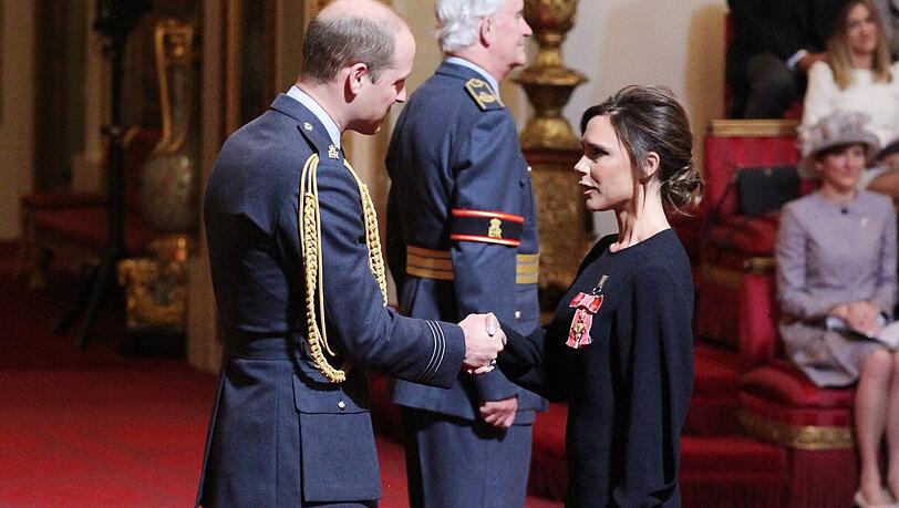 Fast wie ein Ritterschlag: Victoria Beckham wird von Prinz William mit dem Orden des Britischen Empires geehrt. Fast wie ein Ritterschlag: Victoria Beckham wird von Prinz William mit dem Orden des Britischen Empires geehrt.
