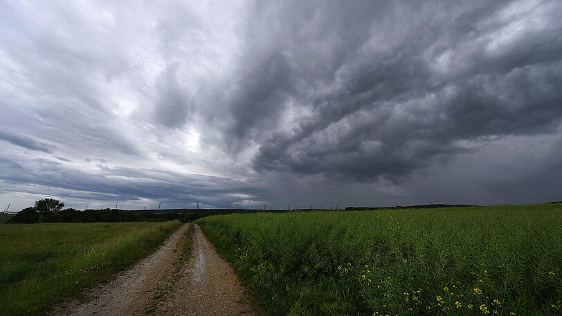 Dunkle Regenwolken ziehen bei Osthausen/Thüringen über die Felder. Ein Sturmtief sorgte am Dienstag in weiten Teilen Deutschlands für Wetterkapriolen.