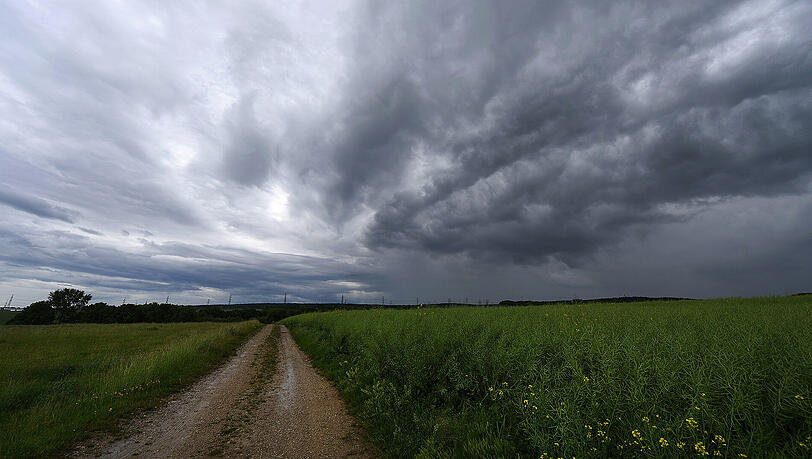 Dunkle Regenwolken ziehen bei Osthausen/Thüringen über die Felder. Ein Sturmtief sorgte am Dienstag in weiten Teilen Deutschlands für Wetterkapriolen. Dunkle Regenwolken ziehen bei Osthausen/Thüringen über die Felder. Ein Sturmtief sorgte am Dienstag in weiten Teilen Deutschlands für Wetterkapriolen.